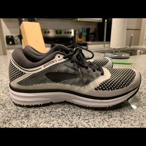 Women’s Brooks BASICALLY BRAND NEW!!